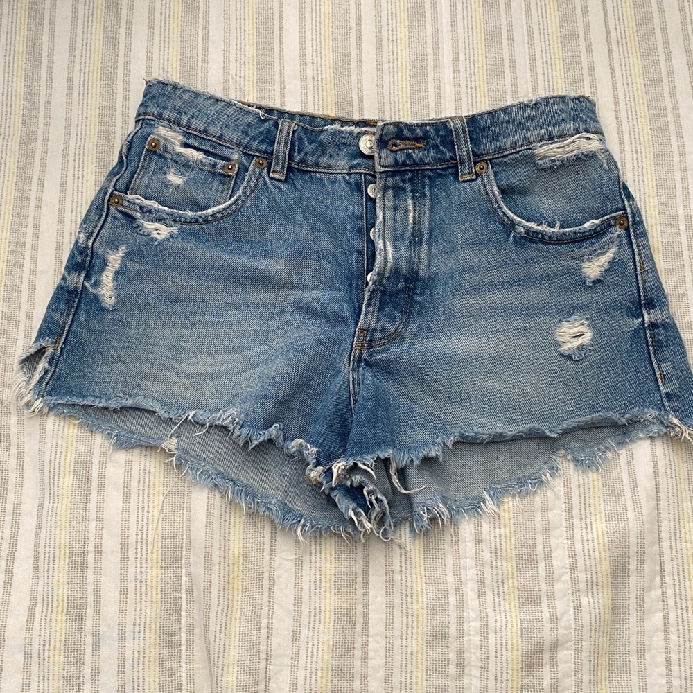 Women’s ZARA high waited torn Jean shorts in size 6.